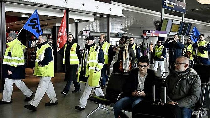air france pilots and stewards strike for pay rise