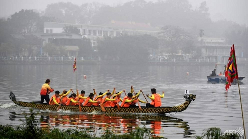 dragon boat race splashes into hanoi