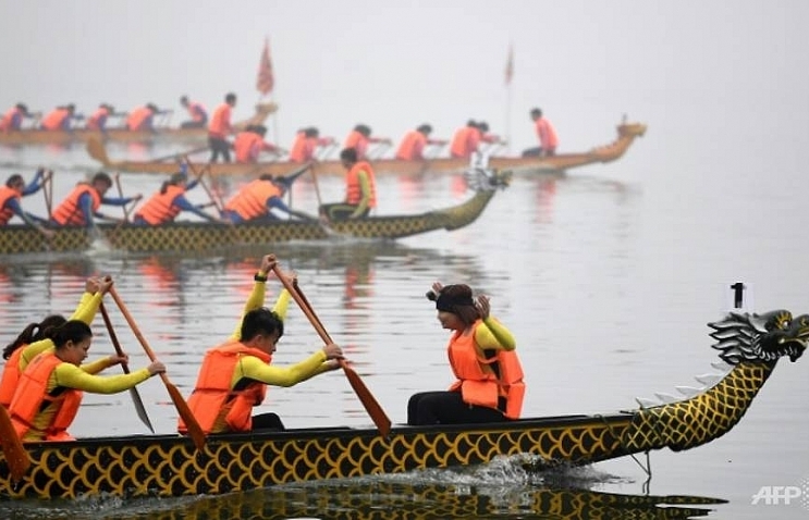 Dragon boat race splashes into Hanoi