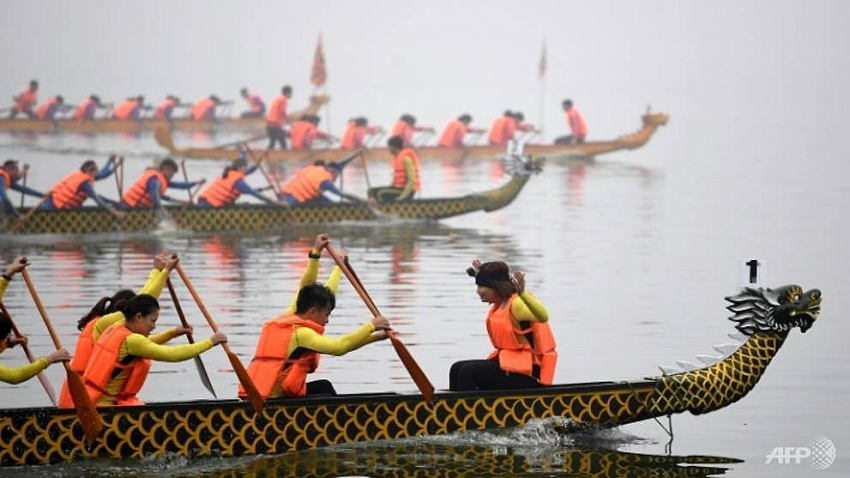 dragon boat race splashes into hanoi