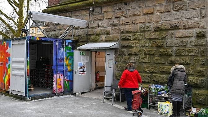 merkel slams german food charity for migrant halt