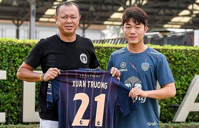 midfielder luong xuan truong signs for buriram united