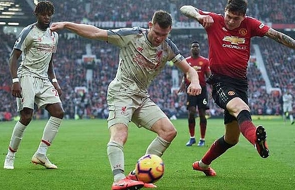 Liverpool go top after stalemate at injury-hit United