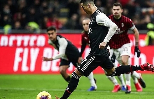 Ronaldo's penalty snatches Juventus first-leg draw at Milan