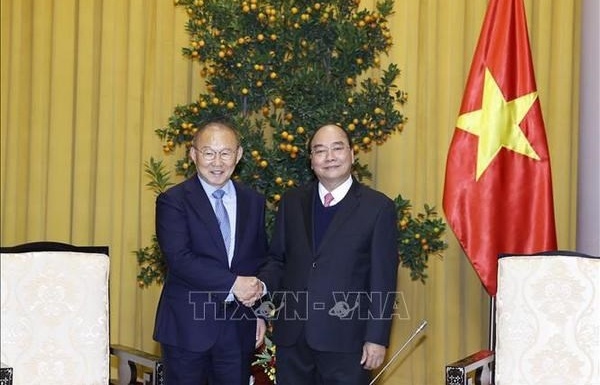 president nguyen xuan phuc receives coach park hang seo