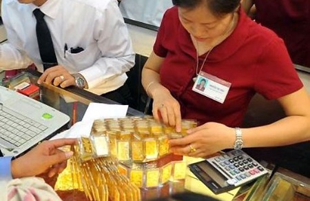 Gold hovers around VND44.8 million
