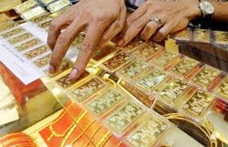 Gold sinks below VND44.3 million