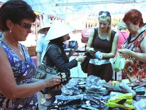 khanh hoa trains tourism staff in russian