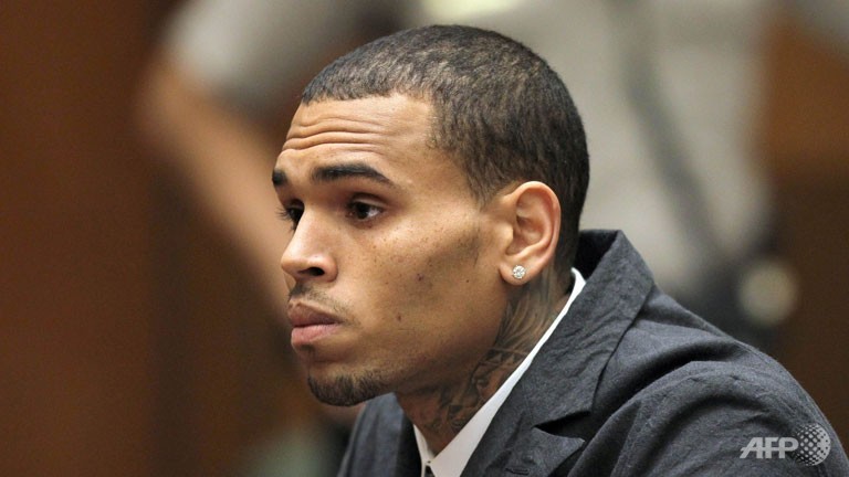 rapper chris brown ordered to remain in custody
