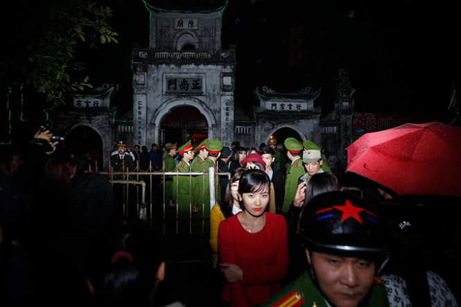 Từ 20g người dân được ban tổ chức yêu cầu ra ngoài Đền Trần để ban tổ chức chuẩn bị cho buổi lễ khai ấn - Ảnh: Nguyễn Khánh