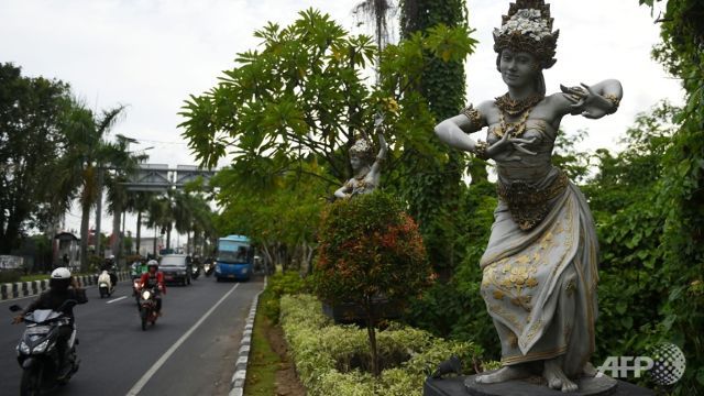 Tourists panic as quake rattles Bali