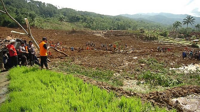 indonesia calls off deadly landslide search 18 believed dead