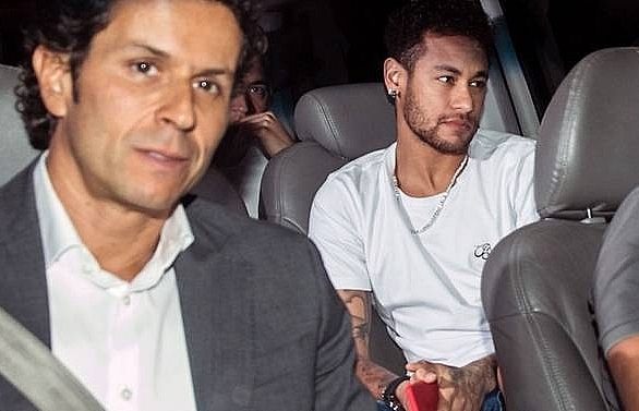 Neymar arrives at hospital for foot operation
