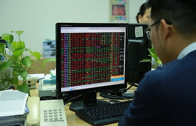 Việt Nam stocks lose on last-minute selling