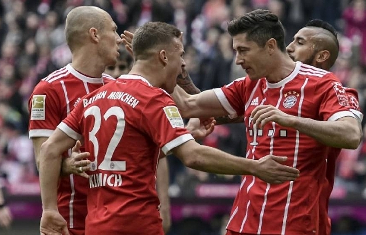 Lewandowski grabs hat-trick as Bayern rout Hamburg