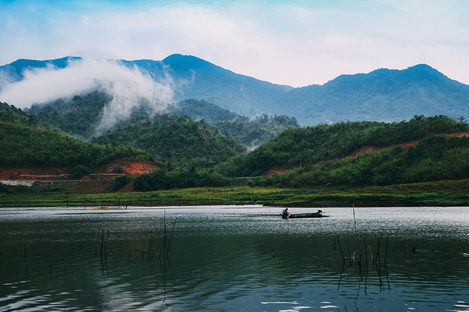 ten unmissable lakes for tourists in vietnam