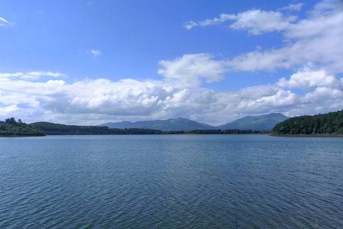 ten unmissable lakes for tourists in vietnam