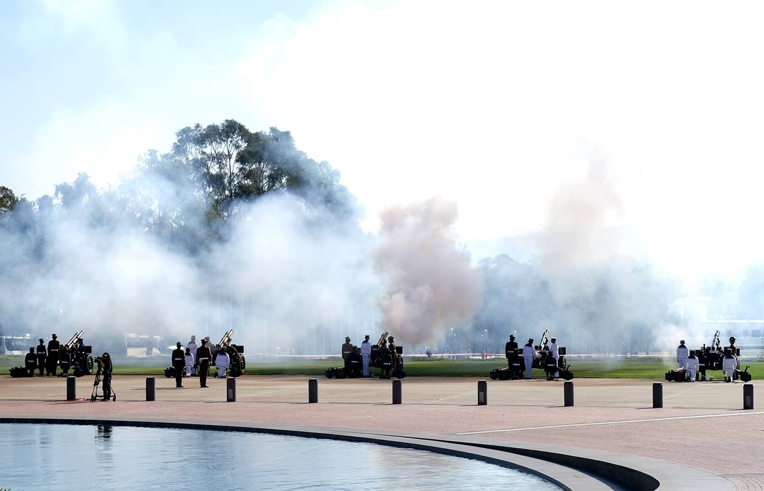 PM Phuc greeted by Australian counterpart with a 19-gun salute