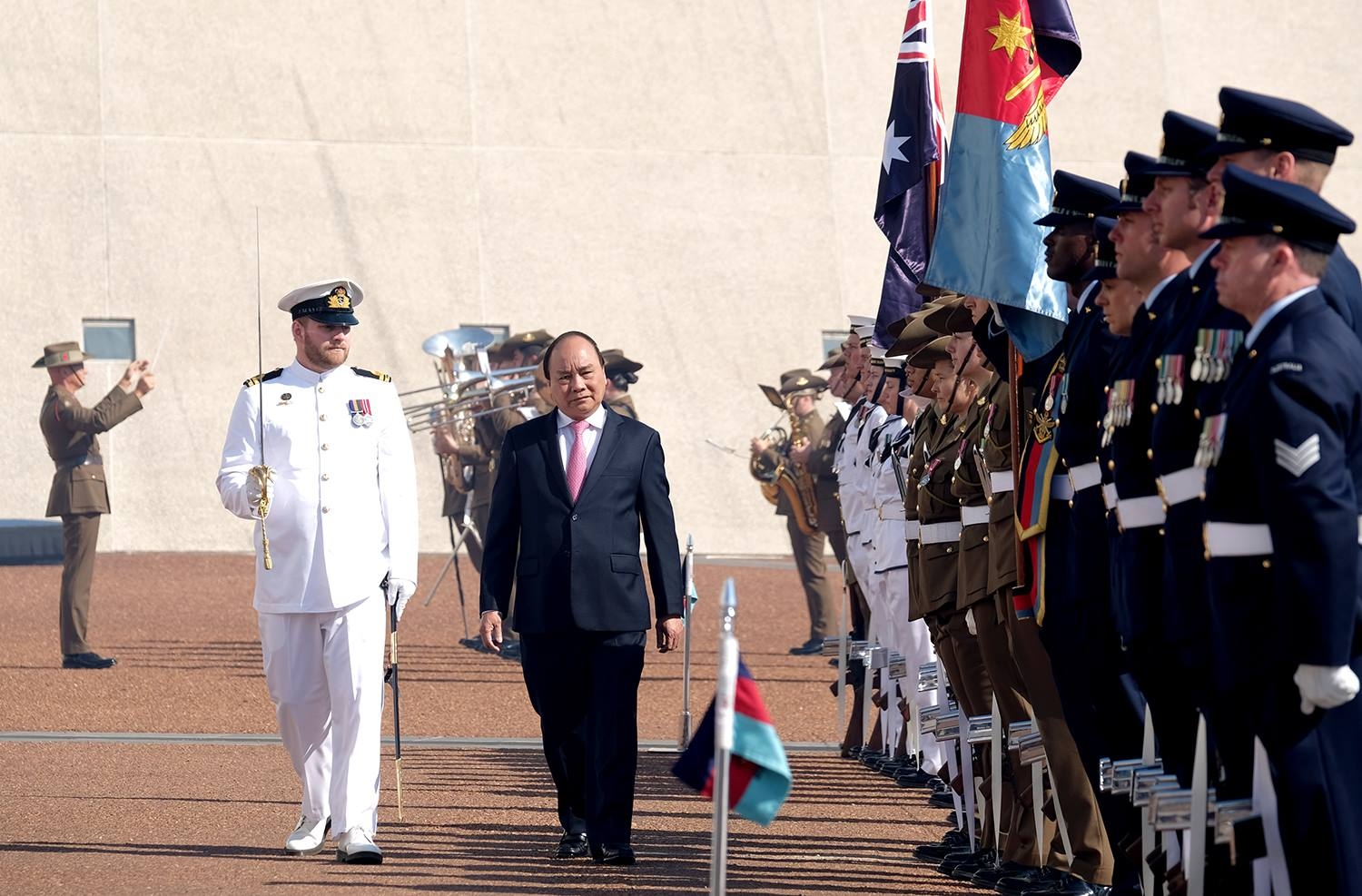 pm phuc greeted by australian counterpart with a 19 gun salute
