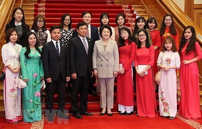 RoK First Lady meets Vietnamese students