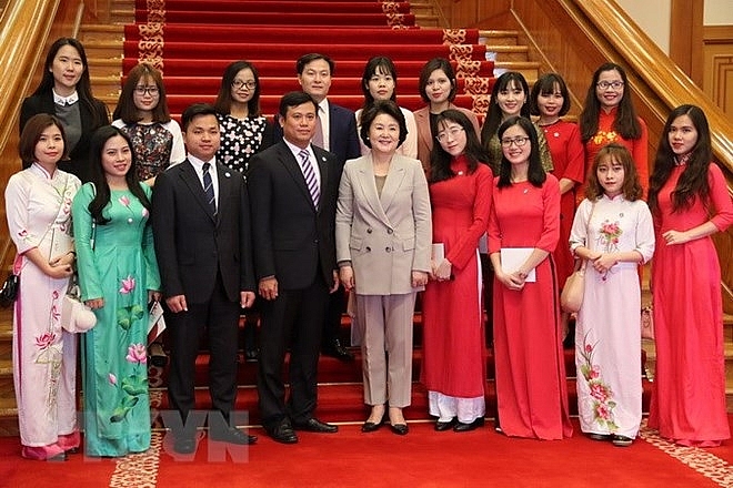 rok first lady meets vietnamese students