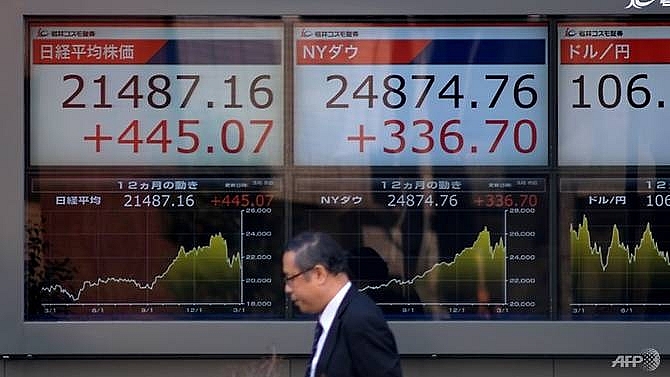 stocks tumble bonds and yen gain as trade war fears drive rush to safety