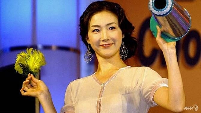 south korean actress choi ji woo star of winter sonata ties the knot