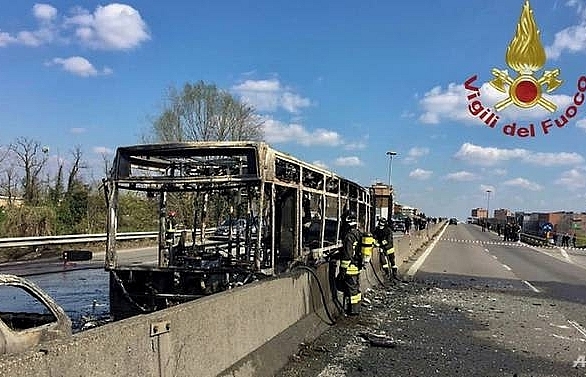 Italian bus driver takes 51 children hostage, sets school bus on fire