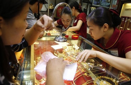Gold recedes to nearly VND42 million (April 19)