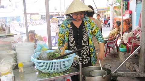 sidewalk restaurant, lunch lady, travel, foreign tourists, Nguyen Thi Thanh