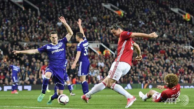 Ibrahimovic's injury mars Man Utd's Europa progress