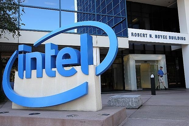 intel shares tumble on report apple making own mac chips