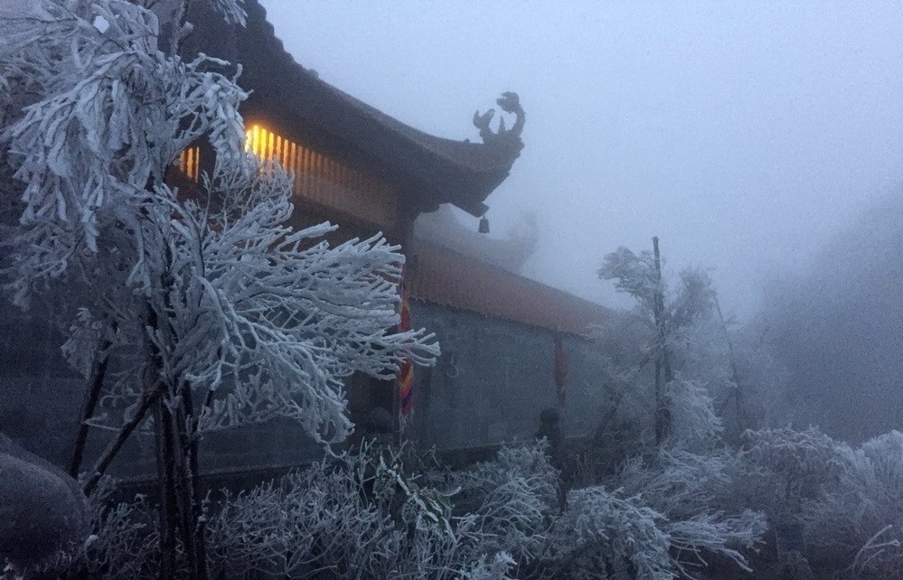 Mount Fansifan covered with ice as cold spell strikes Vietnam's northern region