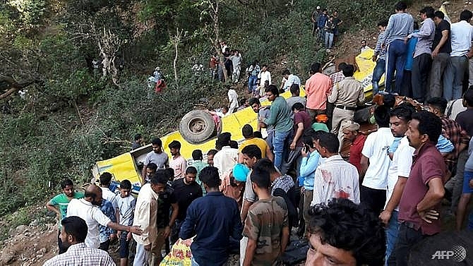 30 dead mostly children as india school bus plunges off cliff