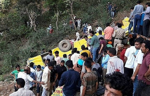 30 dead mostly children as india school bus plunges off cliff