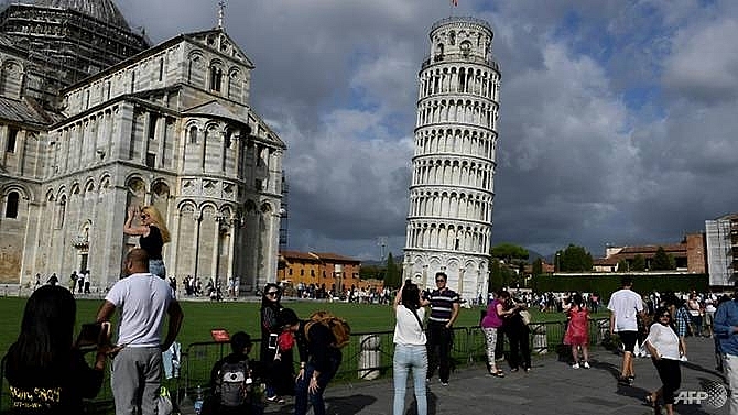 japanese tourist dies on leaning tower of pisa