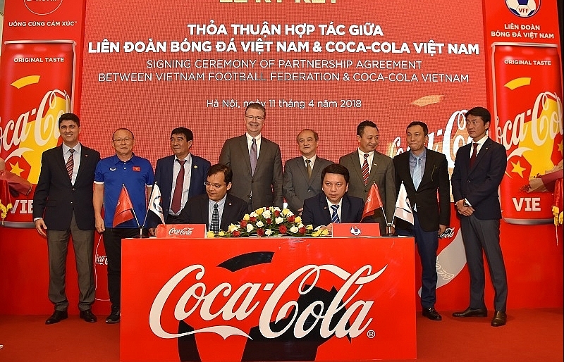 Coca-Cola together with Vietnamese football teams to conquer the golden dream