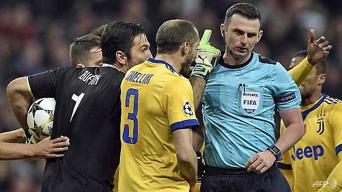 referee has garbage bag instead of heart rages buffon
