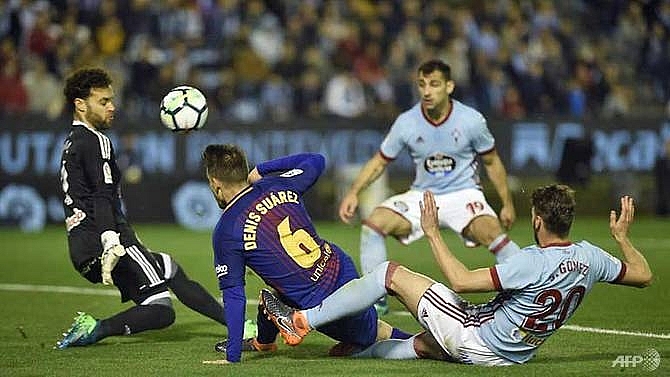barcelona hold on for draw at celta vigo after roberto sent off