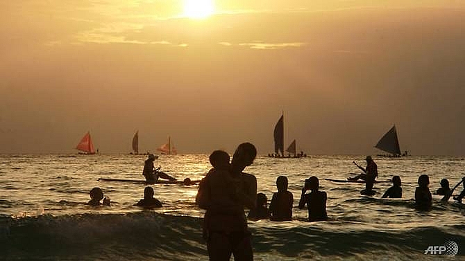 philippines to deploy riot police for boracay tourist closure