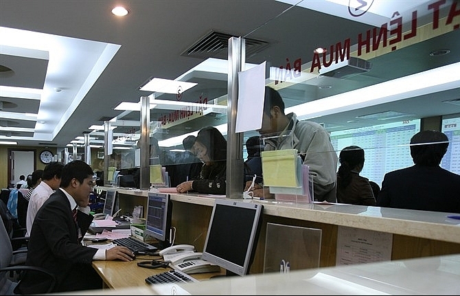 VN stocks up amid worries