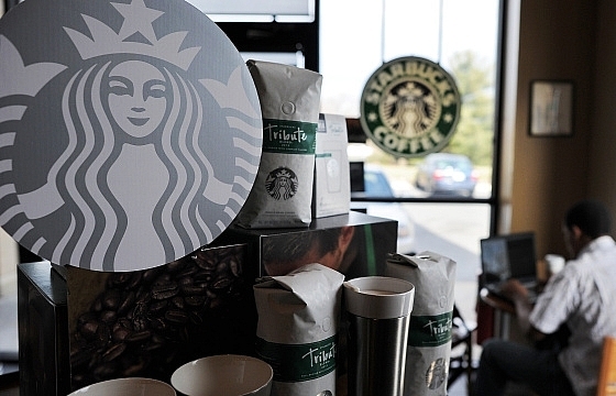US police chief apologises after Starbucks arrests uproar