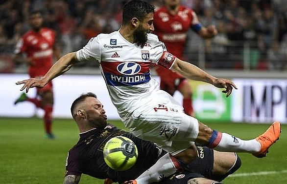 Five-star Lyon take another step towards Champions League return