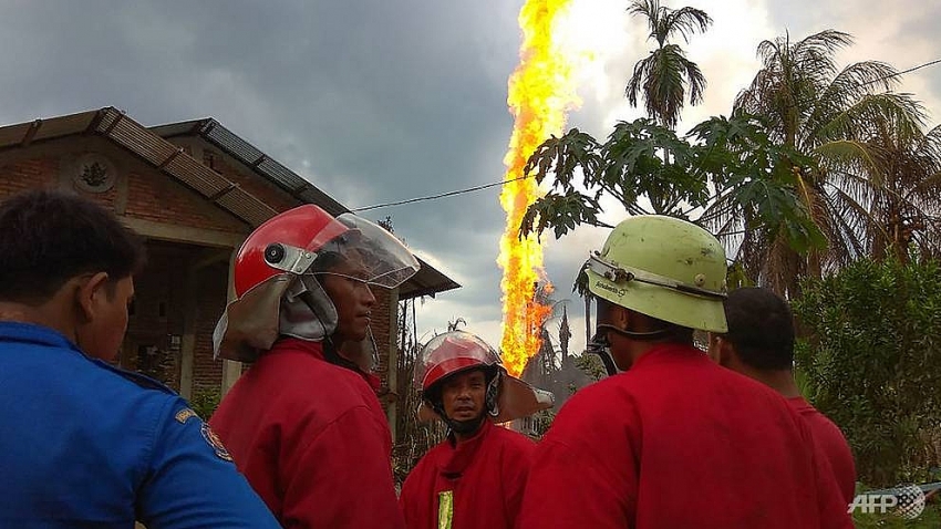 at least 15 killed 40 injured in illegal indonesia oil well fire