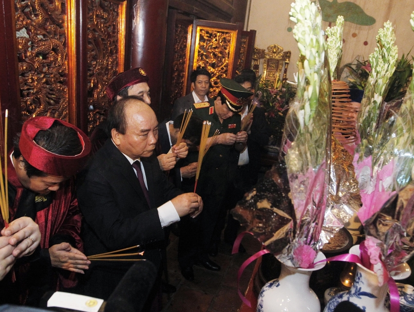 pm offers incense to hung kings