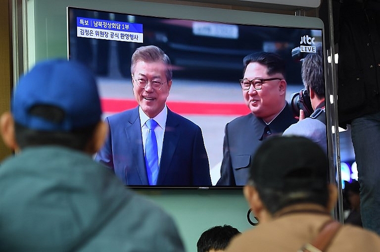 kim moon meet at start of historic inter korean summit