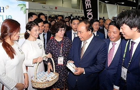 PM visits Vietnam Food Pavilion at Food & Hotel Asia 2018