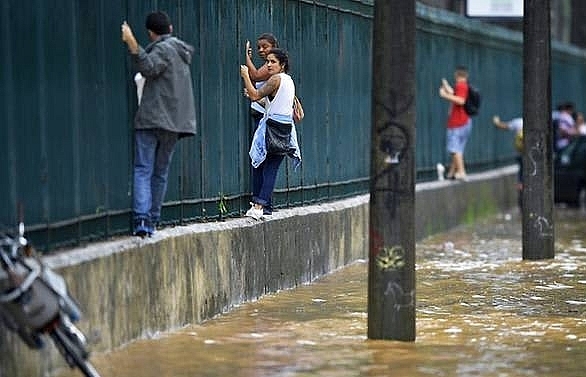 Torrential rain in Rio de Janeiro leaves 10 dead