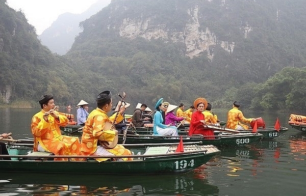Boat tour boosts Trang An tourism