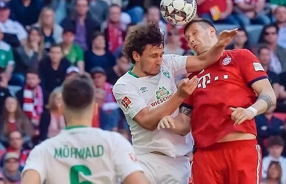 Bayern grind down 10-man Bremen to stay ahead of Dortmund